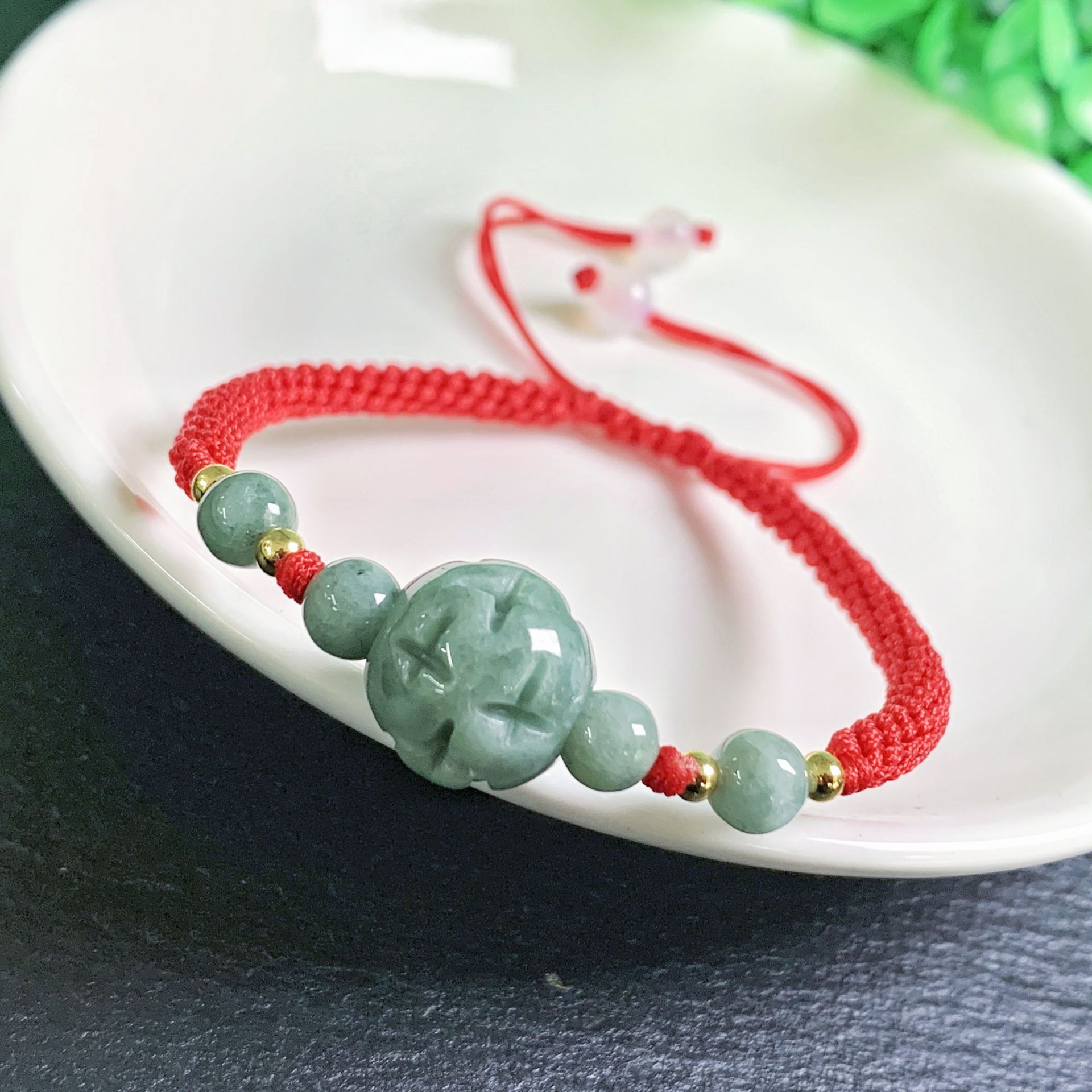 Bracelets - Un braccialetto con perline intagliate in